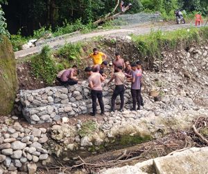 Brimob Polda Sulsel Bangun Jembatan Darurat di Kab. Barru, Bantu Akses Masyarakat