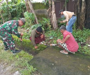 Motivator Kegiatan Gotong Royong, Koramil 1426-04/Galesong Ajak Warga Bersihkan Lingkungan Dalam mendukung program Bupati Takalar