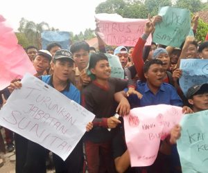SMKN 1 OKU Selatan di Demo Ratusan Muridnya 