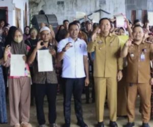 Wakil Bupati Takalar Serahkan Sertifikat Tanah PTSL Di Sanrobone, Warga Sambut penuh Antusias