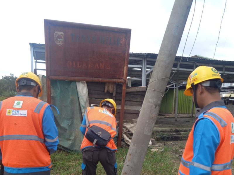 Respon Laporan Warga, PLN ULP Baturaja Gerak Cepat Perbaiki Posisi Kabel Rendah
