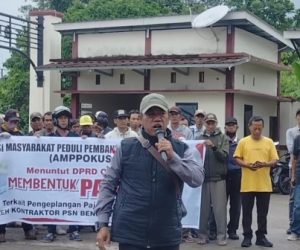 Massa AMPPOKUS Geruduk DPRD OKU Selatan, Desak Tunggakan Pajak Kontraktor PSN