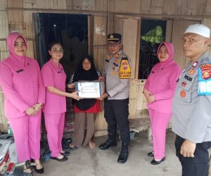 Kapolsek Buay Sandang Aji Bersama Ibu Bhayangkari Bagikan Bansos