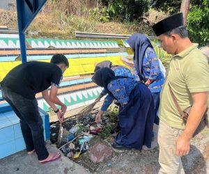 Sat Intelkam Polres Way Kanan Bersama Masyarakat Laksanakan Bersih-bersih Fasilitas Umum