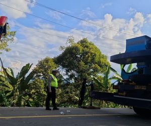 PLN ULP Lembayung Gerak Cepat Bantu Evakuasi Kecelakaan Bus