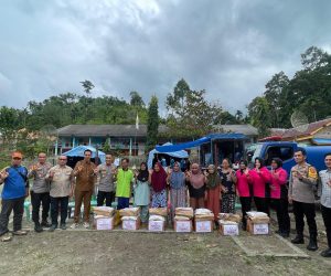 Polres OKU Selatan dan Bhayangkari Gerak Cepat Bantu Korban Banjir dan Longsor di Manduriang