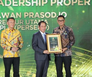 Dirut PLN Darmawan Prasodjo Raih Penghargaan Green Leadership