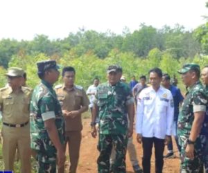 Asisten I Setda OKU Selatan Dampingi Peninjaun Lahan Rencana Pembangunan Batalion Pertanian