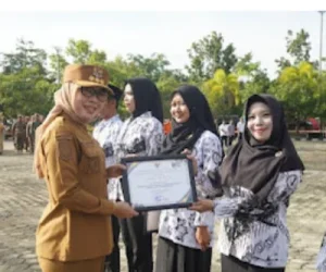 Pemkab Way Kanan Berikan Penghargaan kepada Lima Guru Teladan di Hari Peringatan Hardiknas 2026